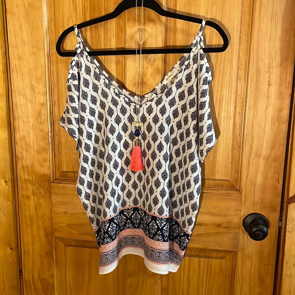 ❗️Last Chance Sale❗️The Outfit Cold Shoulder Top, EUC, Size M